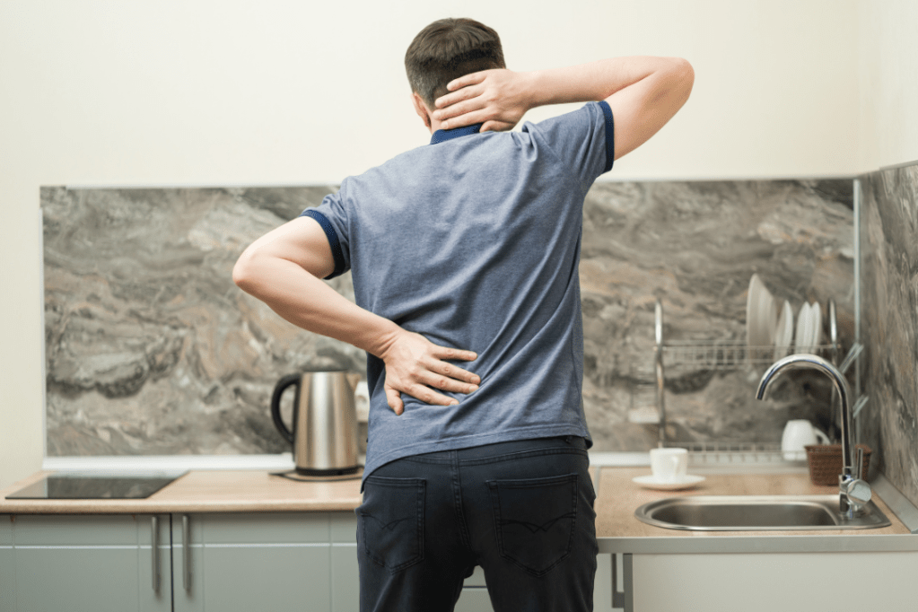 કમરનો દુખાવો શા માટે થાય છે? તેના&nbsp;ઉપાયો.